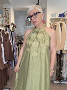 Abito con fiori applicati