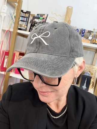Cappello con visiera in jeans