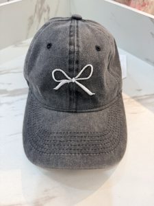 Cappello con visiera in jeans
